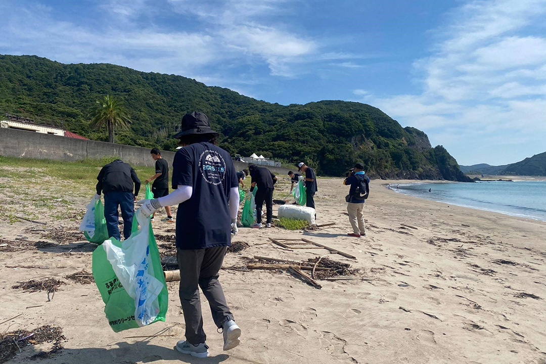 ゆた海100日前イベント「ビーチクリーン大作戦」の様子の画像